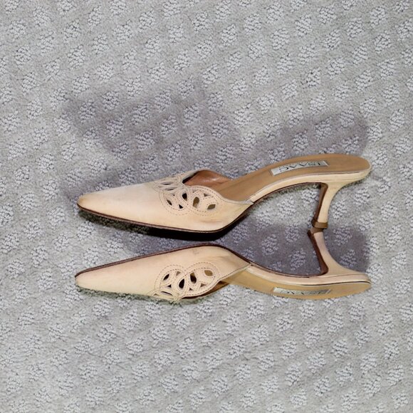 Vintage Women's Sz 6.5 Isaac Mizrahi Beige Kitten Heel Shoes - Picture 3 of 8